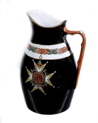 Garnek z krzyżem Orderu Łaźni. XVII wiek. Paryż, muzeum Legii Honorowej