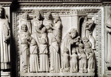 Arka św. Augustyna z relikwiami świętego, fragment płaskorzeźby przedstawiający spór i chrzest św. Augustyna. Marmurowa rzeźba