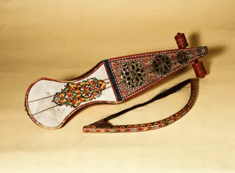 Instrument smyczkowy; rabab (rubab, robab, rebab, rubob, rawap). Pochodzący z Afryki Północnej