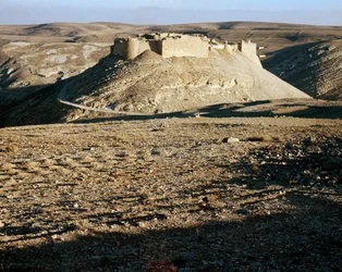 Widok na Karac el Chobac, zamek krzyżowców po wschodniej stronie Araby