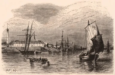 Widok na port Lorient, Morbihan, Bretania, Francja: żaglówki i łódź na pierwszym planie, budynki portu i latarnia morska w tle