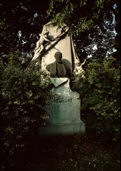 Widok grobu austriackiego kompozytora i dyrygenta Franza von Suppe (1819-1895) na cmentarzu centralnym w Wiedniu (Zentralfriedhof), Austria