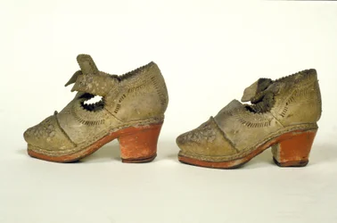 XVII-wieczny model buta na czerwonym obcasie, Museo del castello, Mediolan