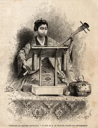 Śpiewaczka wykonująca narodowe legendy, siedząca za pulpitem i akompaniująca sobie na shamisenie. Rycina ilustrująca podróż do Japonii w latach 1863-1864 Aimé Humberta, ministra Konfederacji Szwajcarskiej, w czasopiśmie „Le Tour du monde, nouveau journal