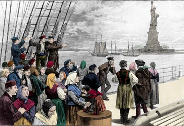 Przybywające rodziny emigrantów do portu w Nowym Jorku widać statuę wolności. Grawerowanie z „Tygodnika Harpera”” 1888