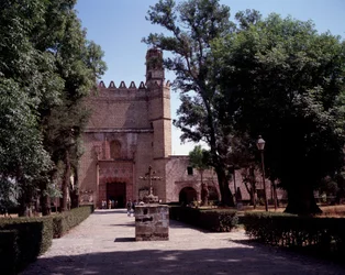 Sztuka Meksyk: widok na klasztor augustianów (klasztor San Augustin Acolman) z 1571 roku. Krzyż wykonany przez rdzennych artystów Tequitqui. Meksyk. Acolman