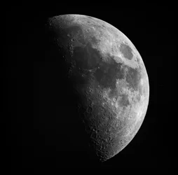 Astronomiczne szkiełko Księżyca w pierwszej kwadrze (1899)