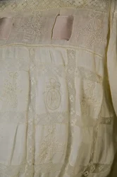 Koszula nocna Berthy Palmer, ok. 1880 (widok szczegółowy), biała bawełna, koronka, haft i jedwabna wstążka.