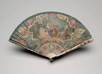 Wachlarz Brisé z motywami wróżki i chinoiserie, ok. 1700-25 (gwasz na ostrzach z kości słoniowej, jedwabna wstążka, szylkret, wklejane klejnoty i mosiężna pętelka)