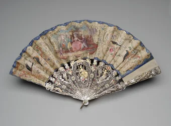 Składany wachlarz ze sceną zalotów, ok. 1770-80 (gwasz na podwójnym liściu jedwabiu, mosiężne cekiny, masa perłowa, złocenie i mosiężna pętelka)