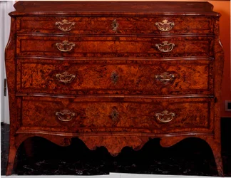 Meble: komoda wykonana z drewna cedrowego. 1735-1745 ok. Ciemny. 97x137x68 cm Kolekcja prywatna