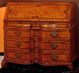 Meble: biurko z drewna cedrowego. 1734-1740 ok. Ciemny. 111x127x61 cm Kolekcja prywatna