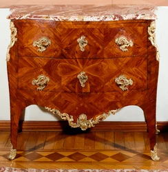 Meble: mała komoda wykonana z drewna cedrowego. 1735-1745 ok. Ciemny. 87x100x50 cm Kolekcja prywatna