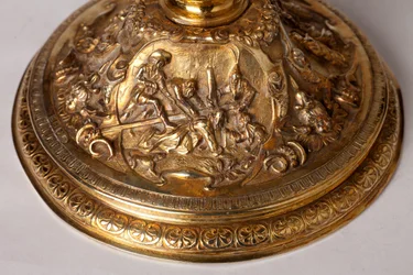 Kowalstwo. Kielich. Dar kanonika A. Le Vaillanta de la Bassarderie, dziekana kapituły katedralnej 1726-1758. XVIII wiek. Szczegółowy dół.