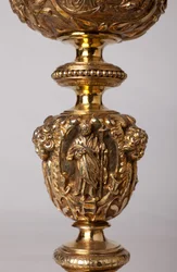 Kowalstwo. Kielich. Dar kanonika A. Le Vaillanta de la Bassarderie, dziekana kapituły katedralnej 1726-1758. XVIII wiek. Szczegół.