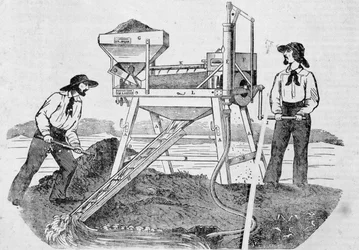 Pub „The Fortune, Company of the Gold Mines of California””: zdjęcie przedstawiające dwóch poszukiwaczy złota pracujących w pralkach i mieszających złoto – w „Charivari” z 25 czerwca