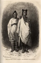Sarakoleki i Kassonkeski, ludność Górnego Senegalu, w tradycyjnych strojach. Rycina ilustrująca rejs po wybrzeżu Afryki, wiceadmirała Fleuriot de Langle, w 1868 r., opublikowana w „” Le tour du monde””” 1872, pod redakcją Edouarda Chartona