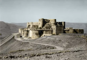 Zamek Kraka Rycerzy z okresu wypraw krzyżowych znajduje się w zachodniej Syrii w 1930 roku.
