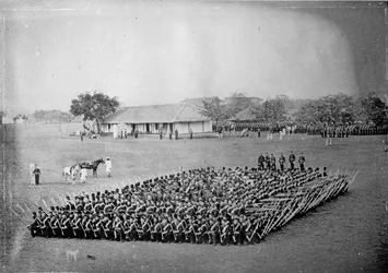45 Pułk Piechoty (Nottinghamshire) (Sherwood Foresters) formujący kwadrat w musztrze