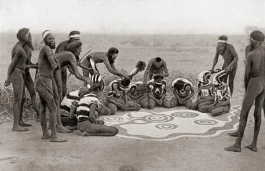 Ceremonia totemiczna plemienia Warramunga w Australii