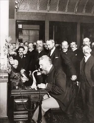 Alexandre Graham Bell (1847-1922) podczas inauguracji linii dalekobieżnej z Nowego Jorku do Chicago, 18 października