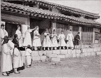Łucznicy w starym pałacu w Seulu, Korea, koniec XIX wieku