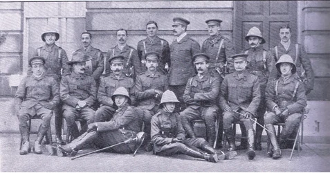 Pułkownik Owen, major Boole-Smith i inni oficerowie Dragon Guards z After Pretoria: The Guerilla War wydanego przez Harmsworth Bros Limited