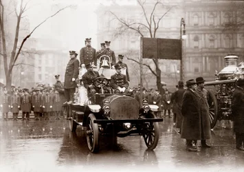 Straż pożarna wyposażona w nowe pompy pożarnicze i pojazdy, Nowy Jork 1913. Zdjęcia.