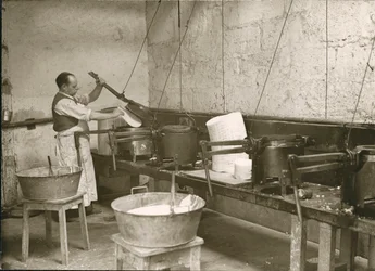 Francja, Centrum, Indre-et-Loire (37), Tours: Laboratoire Metadier: mężczyzna przygotowuje formy do produkcji tabletek Kalmine