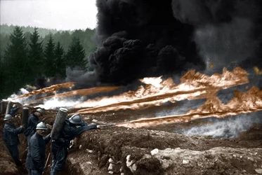 Francuscy żołnierze używający miotaczy ognia z okopów, Chemin des Dames