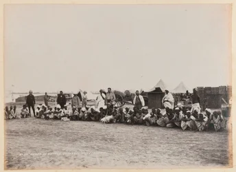 Grupa tubylców, Ordnance Store, Suakin, 1884 ok