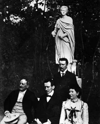 Guglielmo Marconi (1874-1937), włoski fizyk i wynalazca z rodzicami i bratem Alfonsem w Pontecchio w 1897 roku.