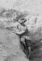 Hilda Petrie (z domu Urlin) schodząc po drabinie sznurowej do szybu grobowca, prawdopodobnie w Denderah