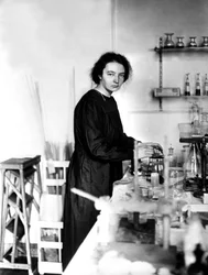 Irene Joliot Curie, ok. 1921 r. (zdjęcie czarno-białe)