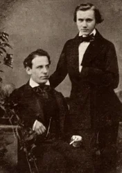 Johannes Brahms (1833-1897), niemiecki kompozytor, stoi z węgierskim skrzypkiem Eduardem Remenyi (1828-1898), z którym odbył trasę koncertową (półton z fotografii)