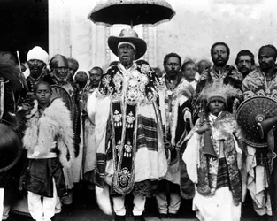 Król Menelik II (1844 - 1913) otoczony swoim dworem. Etiopia.