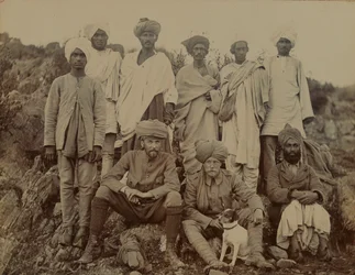 Porucznik S Edwardes z psem Biddy, 1895 ok