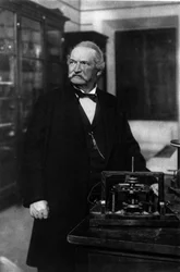 Portret Antonio Pacinottiego, włoskiego fizyka (1841-1912) ze swoim Pierścieniem (Anello).
