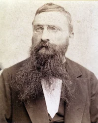 Portret Auguste Rodina (1840-1917) sfotografowany około 1885 roku.