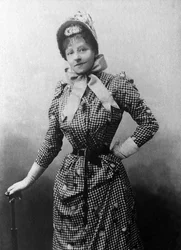 Portret Cyganki (Sibylle Gabrielle Marie Antoinette Riquetti de Mirabeau, hrabina Martel de Janville) (1849-1932), francuskiej powieściopisarki, napisała ponad 120 książek, w tym „Ce que femme passe” w 1883 roku. Jest siostrzenicą Mirabeau . Fotografia