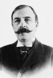 Portret Octave Mirbeau (1848-1917), francuskiego pisarza powieściopisarza.