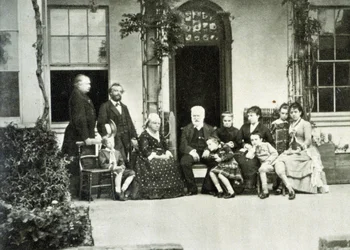 Portret Victora Hugo na wygnaniu w Guernsey w 1866 roku z Juliette Drouet po jego prawej stronie.
