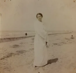 Portret na plaży w Forte dei Marmi, Versilia, ok. 1910 r. (zdjęcie)