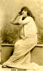 Sarah Bernhardt w roli tytułowej w „Izeyu” w Abbey Theatre w Irlandii w 1896 r. (Pocztówka)