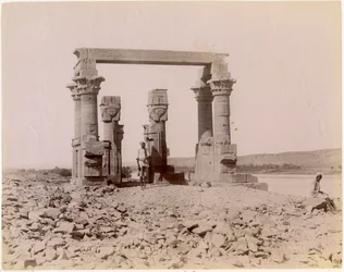 Kiosk rzymski w Qertassi (dziś w New Kalabsha), widok od wschodu, Egipt, fot. Edition J P Sebach, ok. 1890