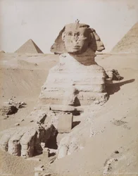 Sfinks, a w tle Wielka Piramida Cheopsa. Kair, El Giza