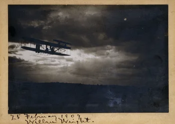Wilbur Wright w locie, z autografem "Wilbur Wright" i datą "25 lutego 1909 r.", ok. 1909 r. (srebrna odbitka żelatynowa, na uchwycie, tusz)