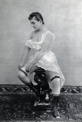 Kobieta w bieliźnie (deshabille) około 1885 Anonimowa fotografia (zdjęcie czarno-białe)