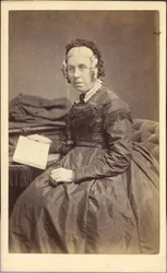 Kobieta z książką, ok. 1860 r. (zdjęcie)