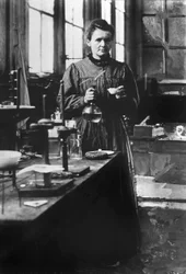 Francuska fizyczka Maria Curie (1867-1934), Nagroda Nobla w dziedzinie fizyki w 1903 roku i Nagroda Nobla w dziedzinie chemii w 1911 roku, tutaj w jej pierwszym laboratorium w Paryżu w 1898 roku